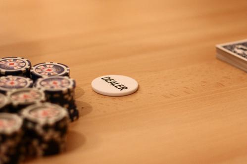 ポーカーの親有利の戦略とは？